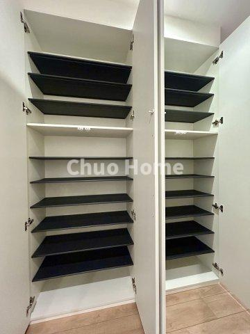 足立区千住元町新築分譲住宅の玄関|【玄関】玄関には大型のシューズクローゼットを設置しておりますのでいつでもスッキリりとした空間を保てます。玄関周りを清潔に使うのはとても大事なことですよね。