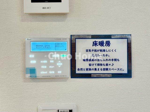 足立区千住元町新築分譲住宅の冷暖房・空調設備|【床暖房】冬は足元から暖めてくれる床暖房はエアコンとは違って埃が舞いませんので健康にも良さそうですね。