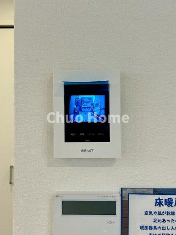 足立区千住元町新築分譲住宅のセキュリティ|【モニターホン】誰が来たかすぐにわかるカラーモニター付きインターホン。通話ボタンを押すまでは室内の音は漏れていませんので相手を確かめてから応対できます。