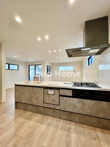 足立区千住元町新築分譲住宅のキッチン|ワイドで収納豊富なシステムキッチン