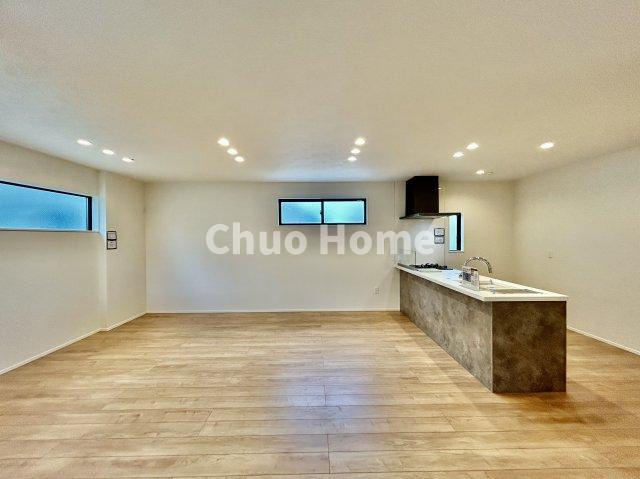 足立区千住元町新築分譲住宅のキッチン|視界に広がりを生むオープンなキッチン。料理や片付けをしながら、家族との会話を楽しんだり、リビングで遊ぶ子どもを見守れます。ご見学時には家具の配置などもイメージしながらぜひご覧になって見て下さい。