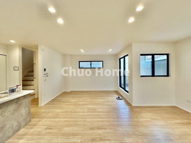 足立区千住元町新築分譲住宅のダイニング|【ダイニング】忙しい朝でも、しっかり家族が揃って食事をして頂けるゆとりある大きさのダイニングスペース。奥様が作る手料理をカウンター越しに受けとって頂き、テーブルで囲む素敵な時間を存分に愉しんで下さい。