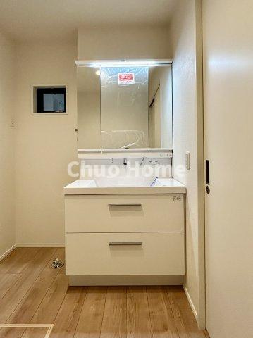 足立区千住元町新築分譲住宅の独立洗面台|【洗面化粧台】洗面化粧台には三面鏡を採用。身だしなみを整えやすい事はもちろんですが、鏡の後ろに収納スペースを設ける事により、散らかりやすい洗面スペースをすっきりさせる事が出来るのも嬉しいですね