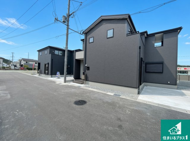 姫路市東山　第4期　新築一戸建ての前面道路含む現地写真|周辺は閑静な住宅街！前面道路広々で車の出し入れも便利です。駐車が苦手な方でも安心して車庫入れできます！