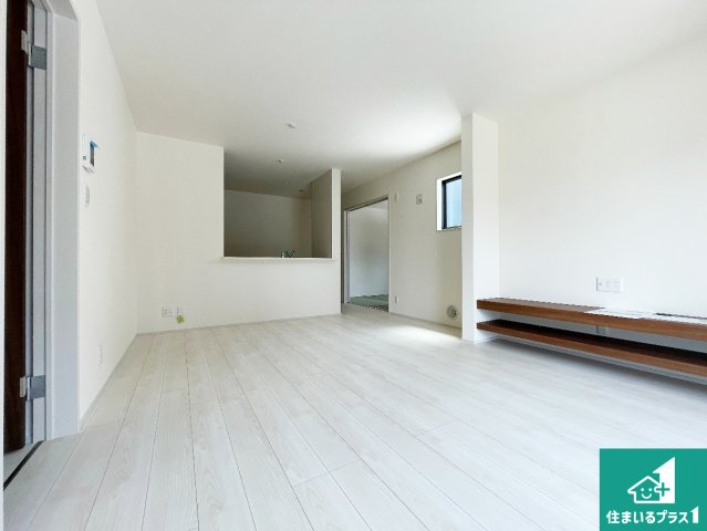 姫路市東山　第4期　新築一戸建ての居間・リビング|シンプルなリビングは、観葉植物等のインテリアを楽しめますね！パパ好みにも、ママ好みにも家具次第で雰囲気を変えることができます！