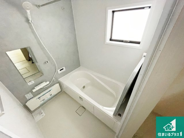 姫路市東山　第4期　新築一戸建ての浴室|足をゆったり伸ばして寛げる浴槽です。窓が設けられていますので差し込む光が明るく穏やかな雰囲気にしてくれます♪浴室乾燥機も設置しているので、雨の日の洗濯物も安心です♪