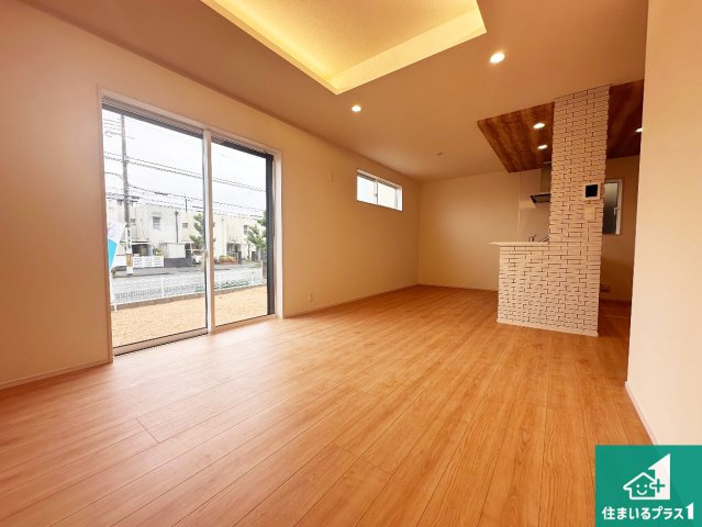 加古川市新神野　新築一戸建ての居間・リビング|日当たり良好の明るいリビングで朝の目覚めもスッキリできそう！対面キッチンでご家族のコミュニケーションも自然と増える設計！小さなお子様が遊ぶスペースを作っても広々とくつろげるLDK！