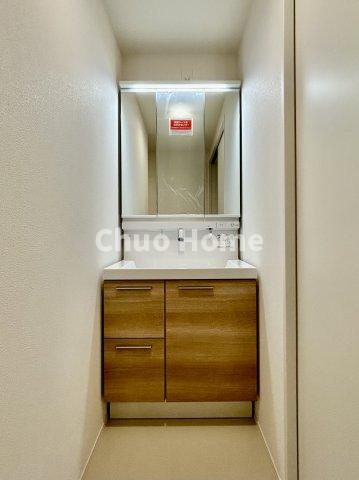 江戸川区南篠崎町1丁目新築分譲住宅の独立洗面台|【洗面化粧台】洗面化粧台には三面鏡を採用。身だしなみを整えやすい事はもちろんですが、鏡の後ろに収納スペースを設ける事により、散らかりやすい洗面スペースをすっきりさせる事が出来るのも嬉しいですね