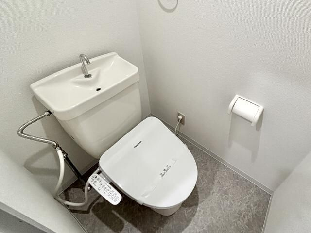 エトアールＳのトイレ|落ち着いた色調のトイレです