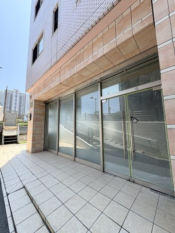 中央区月島４丁目の店舗事務所のエントランス