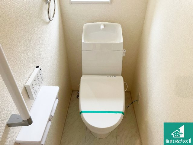 姫路市東山　第4期　新築一戸建てのトイレ|1・2階の2ヶ所にあるので、朝の忙しい時間の順番待ちもなく、深夜の利用にも大変便利です。