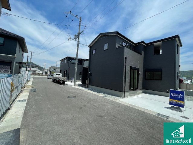 姫路市東山　第4期　新築一戸建ての前面道路含む現地写真|周辺は閑静な住宅街！前面道路広々で車の出し入れも便利です。駐車が苦手な方でも安心して車庫入れできます！