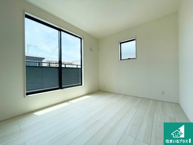 姫路市東山　第4期　新築一戸建ての洋室|寝室は心地よい眠りについてもらいたくて、シンプルかつ開放的な空間な設計にしています！大きな窓から差し込む日が心地いいです♪