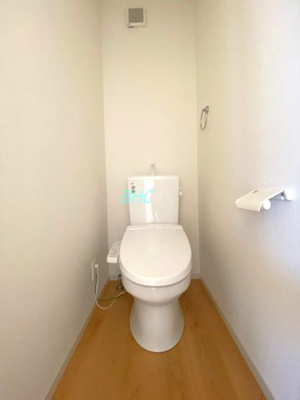 【トイレ】 | 本堅田２丁目　１期１号地 | シンプルでシャープなフォルムは、そのデザイン性だけでなく汚れが拭きやすくお手入れ簡単です。