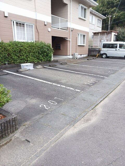 ファミールパピヨンの駐車場