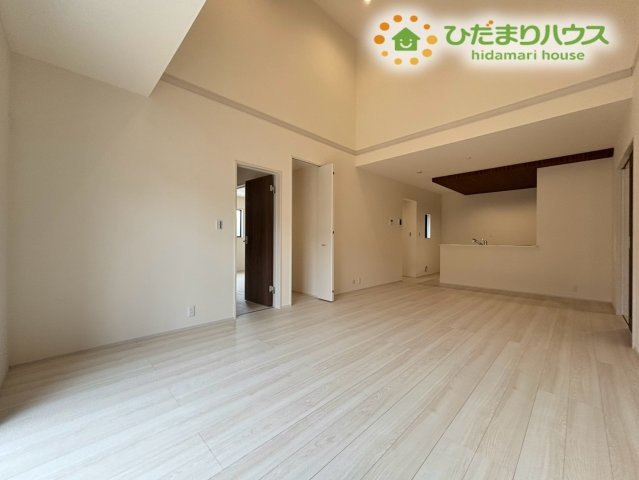 行田市佐間　第8　新築一戸建て　リーブルガーデン　01の居間・リビング|勾配天井が開放感を生み出す明るいLDK♪自然光がたっぷり入り、家族がゆったり過ごせる心地よい空間です。広さと高さの両方が揃い、毎日の団らんがもっと楽しくなるリビングです(*^-^*)