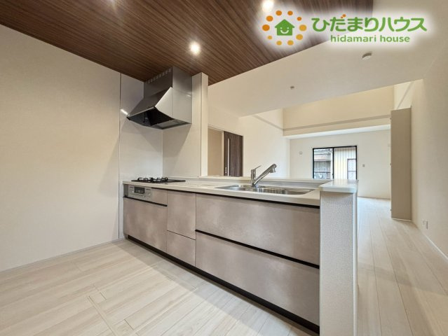 行田市佐間　第8　新築一戸建て　リーブルガーデン　01のキッチン|家族の様子を見守りながら調理できる対面式キッチンです。配膳や片付けがしやすく、家事がスムーズに進む嬉しい設計！リビングとの一体感があり、毎日の食事時間が楽しくなる空間です！
