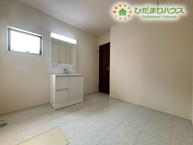 行田市佐間　第8　新築一戸建て　リーブルガーデン　01の独立洗面台|広さのある独立洗面台で朝の支度が快適♪収納も充実しており、家族それぞれのアイテムがすっきり収まります。清潔感のある空間で、毎日の身支度が気持ちよく進みます！