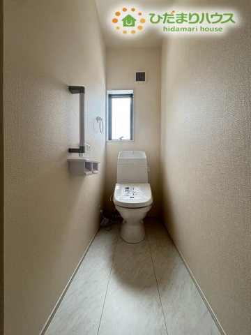 行田市佐間　第8　新築一戸建て　リーブルガーデン　01のトイレ|清潔感のある使いやすいトイレです。家族が毎日使う場所だからこそ、快適さを感じられる嬉しい設備です！