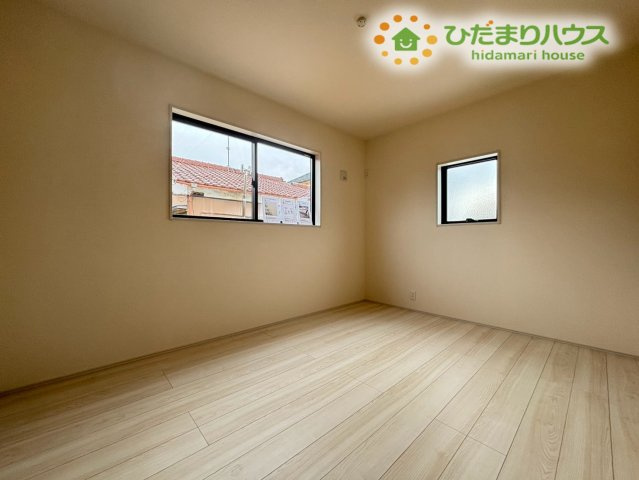 行田市佐間　第8　新築一戸建て　リーブルガーデン　01の子供部屋|2面採光で明るさがたっぷり入る子供部屋♪自然光が心地よく、勉強や遊びの時間が快適に過ごせる空間です。風通しも良く、毎日をのびのび過ごせる居室として使いやすい嬉しいお部屋です！