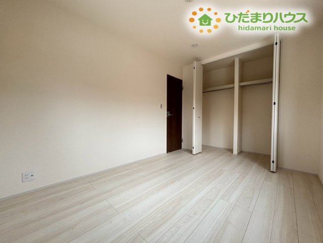 行田市佐間　第8　新築一戸建て　リーブルガーデン　01の子供部屋|使いやすいクローゼット付きの子供部屋は、衣類や学用品がすっきり収まり、片付けが続く快適な空間★白を基調とした明るい内装で、毎日の生活が気持ちよく過ごせる居室です。成長に合わせて使いやすいお部屋です！