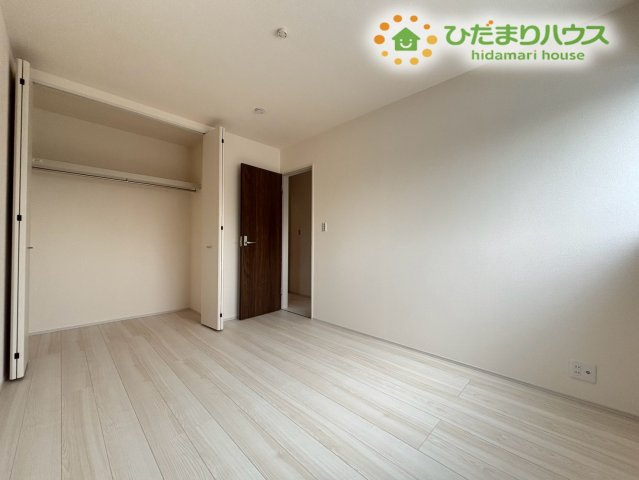 行田市佐間　第8　新築一戸建て　リーブルガーデン　01の洋室|広めのクローゼットが嬉しい洋室！衣類や荷物がしっかり収まり、部屋を広く使えます。整った収納で、毎日の支度がスムーズになる快適な空間です◎