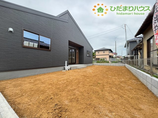 行田市佐間　第8　新築一戸建て　リーブルガーデン　01の庭|陽当たりの良い南庭は洗濯物がよく乾き、ガーデニングやお子様の遊び場にもぴったり◎家族で過ごす時間が楽しくなる心地よいスペースです！