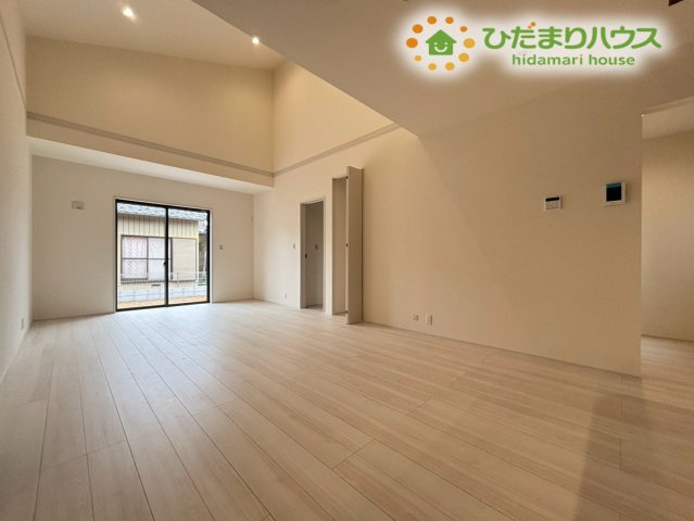 行田市佐間　第8　新築一戸建て　リーブルガーデン　01の居間・リビング|20帖の広々LDKは家族が自然と集まるゆとりの空間です☆大きなソファやダイニングもゆったり配置でき、開放感たっぷり。明るさが心地よく、毎日の団らんがもっと楽しくなる快適なリビングです！