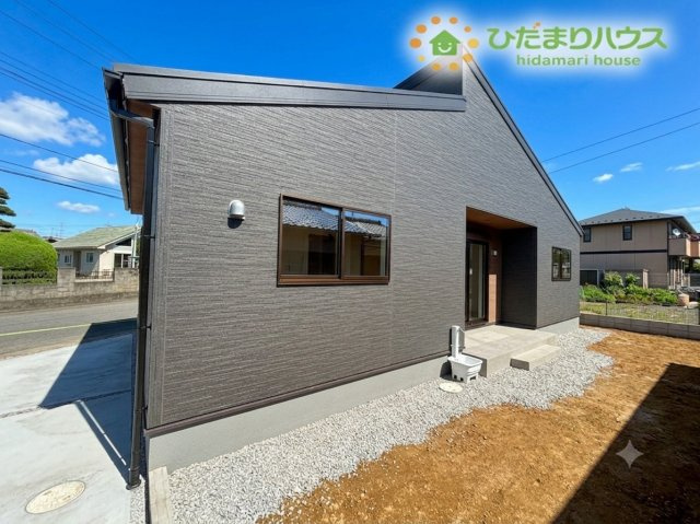 行田市佐間　第8　新築一戸建て　リーブルガーデン　01の外観|コンビニ徒歩5分の便利な立地(^^)/ちょっとした買い足しや荷物の発送など、日常の用事がすぐ済ませられる快適さが魅力です。周辺は落ち着いた雰囲気で、暮らしやすさを感じられる環境が整っています！