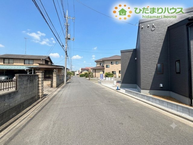 行田市佐間　第8　新築一戸建て　リーブルガーデン　01の前面道路含む現地写真|前面道路はゆとりのある6.7mで車の出入りがスムーズ◎すれ違いも安心で、毎日の送迎や駐車が快適になります。敷地へのアプローチも広く、荷物の積み下ろしがしやすい嬉しい住環境です！