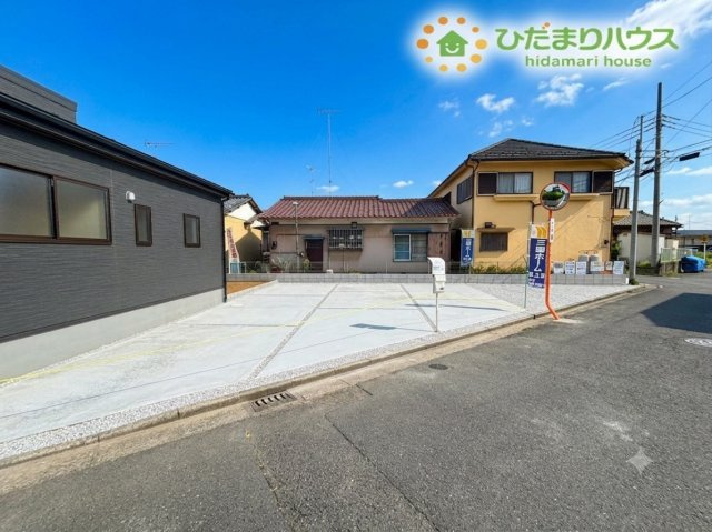 行田市佐間　第8　新築一戸建て　リーブルガーデン　01の駐車場|並列で3台駐車できるゆとりのカースペースです。来客時や複数台所有のご家庭でも安心して使えます。車の出し入れがしやすく、毎日の外出が快適になる嬉しいポイントです！
