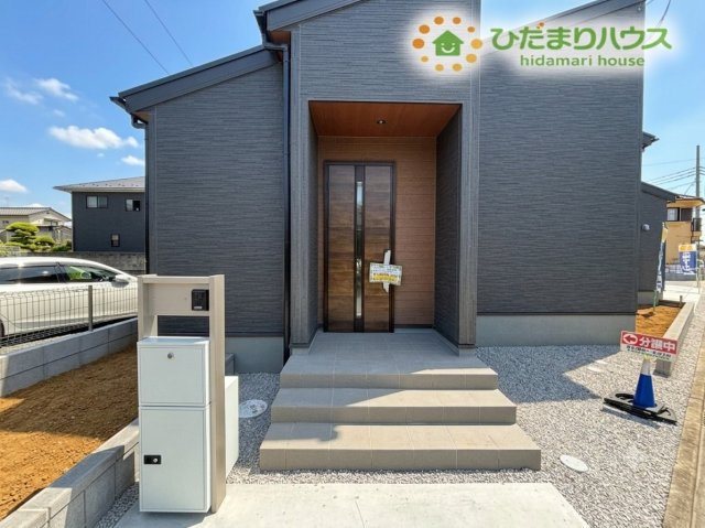 行田市佐間　第8　新築一戸建て　リーブルガーデン　01の玄関|雨の日でも濡れにくい玄関ポーチが嬉しい設計♪荷物の出し入れやお子様の支度がしやすく、毎日の外出が快適になります。ゆとりあるスペースで、帰宅時の安心感を感じられる玄関です！