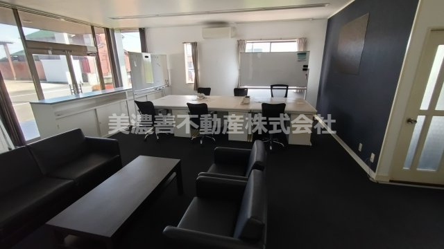 ６６９１２　羽島市正木町須賀赤松売事務所の内装