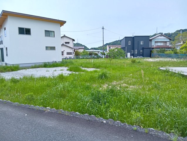 売土地　富士市中之郷の外観|自然を身近に感じながら、都市へのアクセスも良好です。緑豊かなアプローチのある暮らしを叶える土地です。