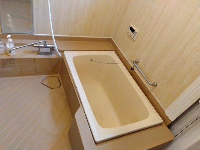 売中古戸建　富士市中里の浴室|窓があるので明るい室内です。浴槽横に台があるのでシャンプーを置いたり出来て便利です。