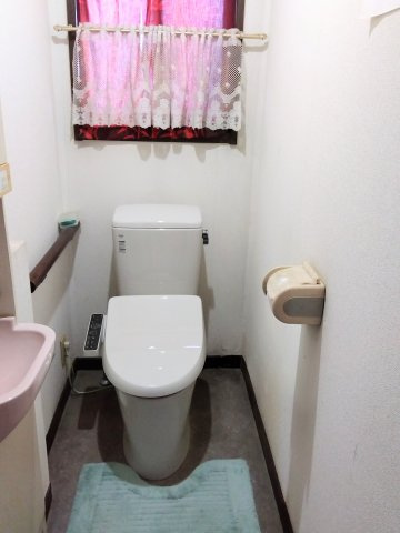 売中古戸建　富士市中里のトイレ|トイレが各階にあります。忙しい朝や、ファミリー世帯は助かりますね。