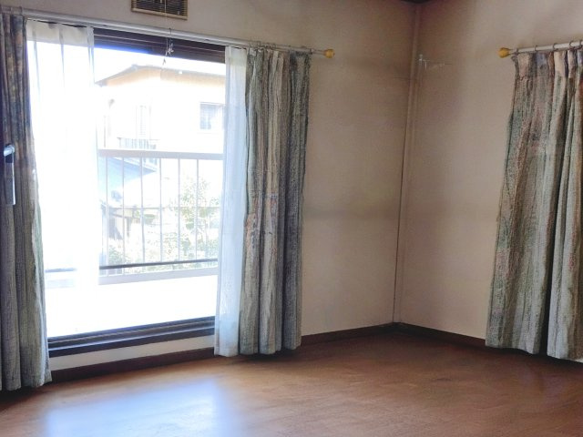 売中古戸建　富士市中里の洋室|二面採光なので日差しがたっぷり入ります。また風通しが良く解放感もあります。