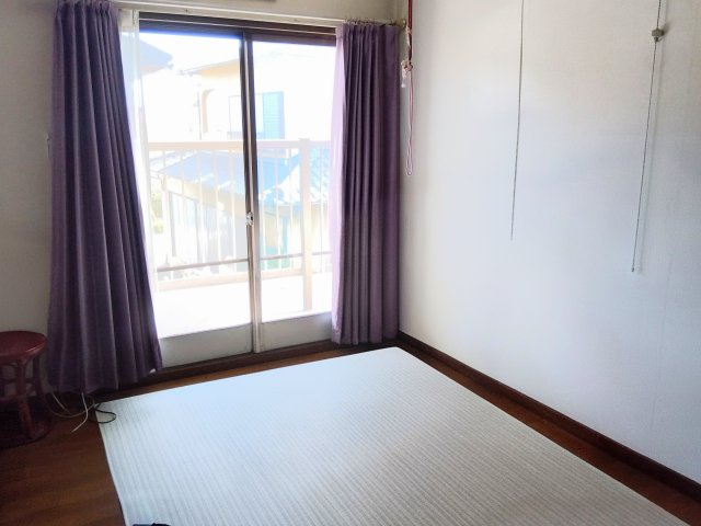 売中古戸建　富士市中里の洋室|大きい窓から入るたっぷりの日差しが嬉しいですね。好きなカーテンを選んで自分だけの空間作りが楽しめます。