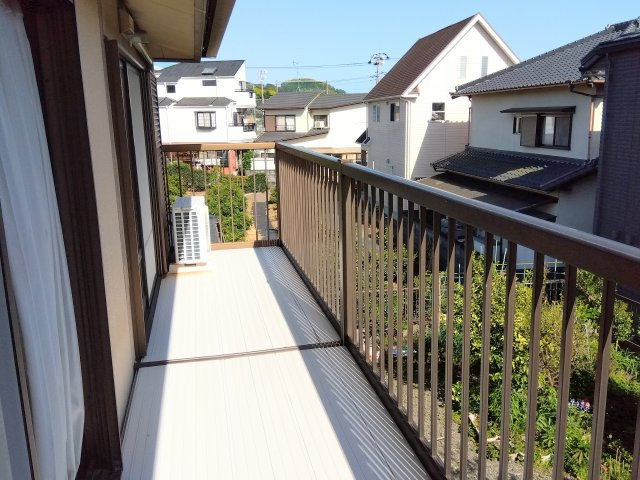 売中古戸建　富士市中里のバルコニー|南向きのバルコニーがあるので陽当たりが良好です。お洗濯がよく乾きそうですね。
