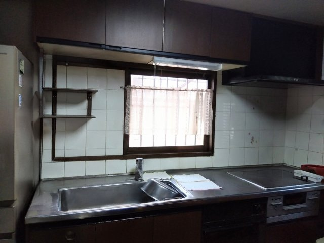 売中古戸建　富士市中里のキッチン|３口コンロで効率良く調理ができます。調理スペースが広いのでお料理もはかどります。
