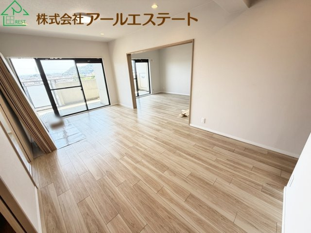 ベルハイツ白鷺Ⅱ　　JR「播磨高岡駅」徒歩16分の居間・リビング