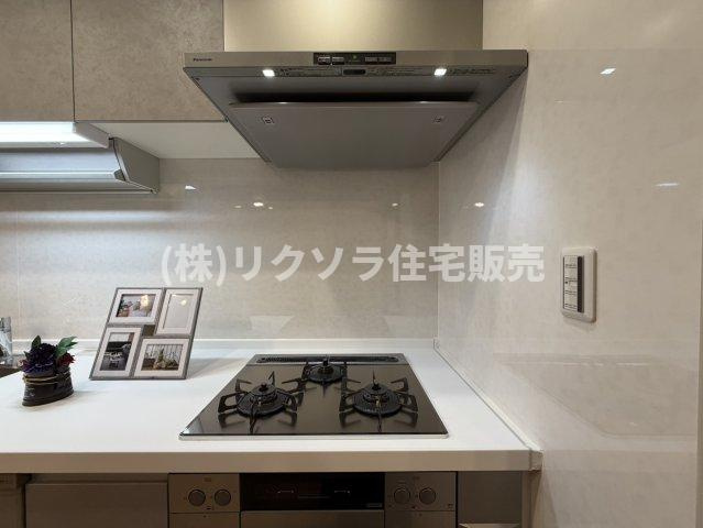 香里西之町　中古一戸建てのキッチン|ビルトイン3口コンロ
■物件内覧・資金計画相談・住宅ローン相談、リフォーム相談、お問合せ受付中■
※当日・翌日のご内覧、ご相談はお電話でのお問合せがスムーズです！