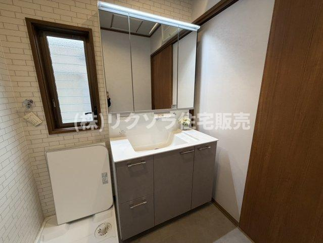 香里西之町　中古一戸建ての独立洗面台|三面鏡付き、タッチレスタイプ
■物件内覧・資金計画相談・住宅ローン相談、リフォーム相談、お問合せ受付中■
※当日・翌日のご内覧、ご相談はお電話でのお問合せがスムーズです！