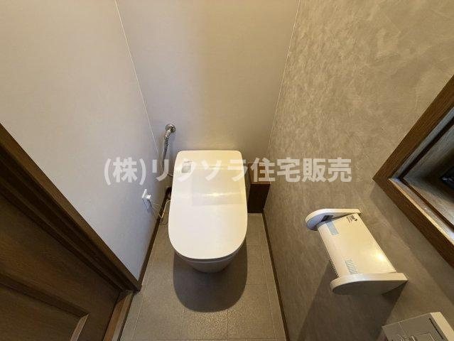 香里西之町　中古一戸建てのトイレ|タンクレス式　温水洗浄便座付き
■物件内覧・資金計画相談・住宅ローン相談、リフォーム相談、お問合せ受付中■
※当日・翌日のご内覧、ご相談はお電話でのお問合せがスムーズです！
