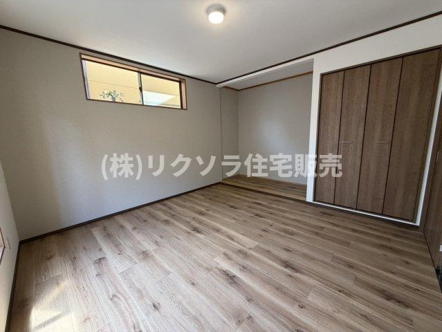 香里西之町　中古一戸建ての寝室|洋室9.2帖
■物件内覧・資金計画相談・住宅ローン相談、リフォーム相談、お問合せ受付中■
※当日・翌日のご内覧、ご相談はお電話でのお問合せがスムーズです！