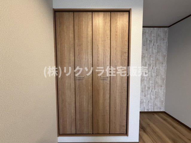 香里西之町　中古一戸建ての収納|リビング内収納
■物件内覧・資金計画相談・住宅ローン相談、リフォーム相談、お問合せ受付中■
※当日・翌日のご内覧、ご相談はお電話でのお問合せがスムーズです！