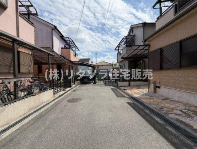 香里西之町　中古一戸建ての前面道路含む現地写真|■物件内覧・資金計画相談・住宅ローン相談、リフォーム相談、お問合せ受付中■
※当日・翌日のご内覧、ご相談はお電話でのお問合せがスムーズです！