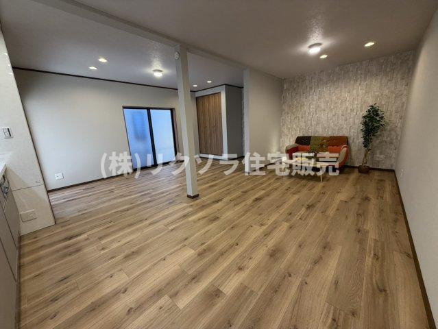 香里西之町　中古一戸建ての居間・リビング|LDK20.0帖
■物件内覧・資金計画相談・住宅ローン相談、リフォーム相談、お問合せ受付中■
※当日・翌日のご内覧、ご相談はお電話でのお問合せがスムーズです！