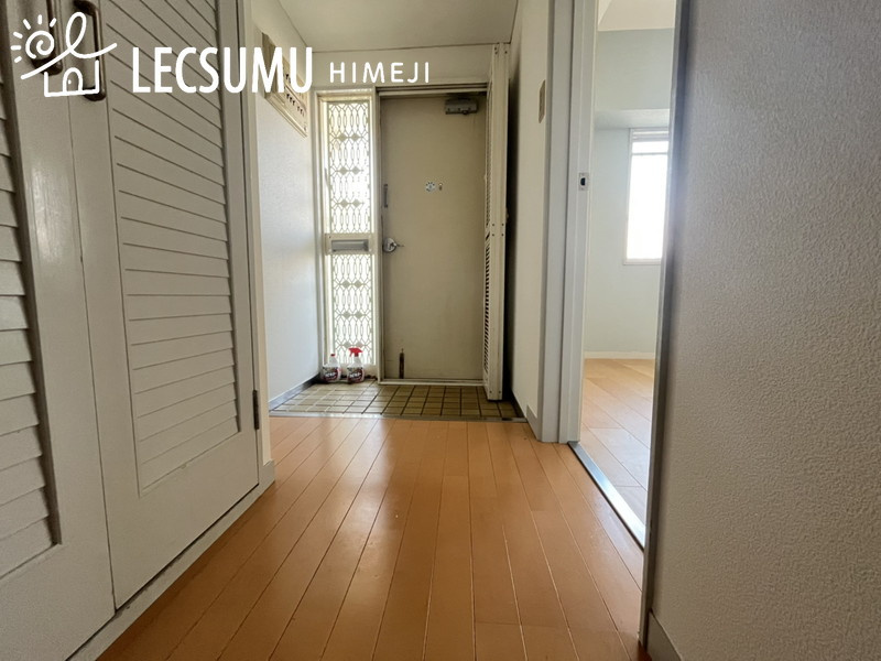 野里マンションの玄関