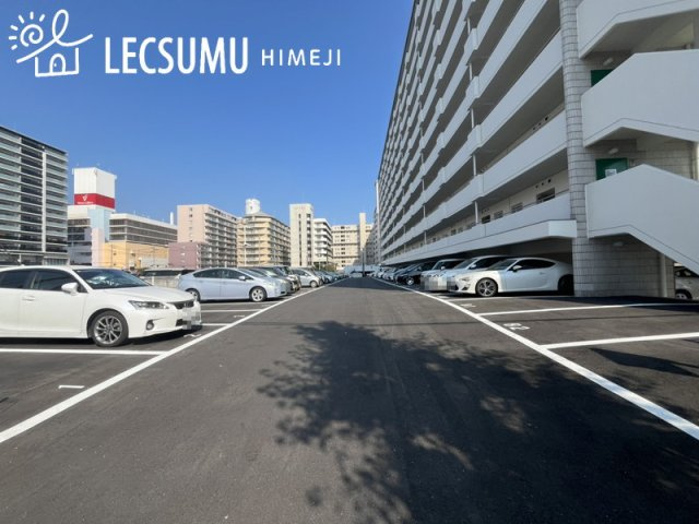 野里マンションの駐車場